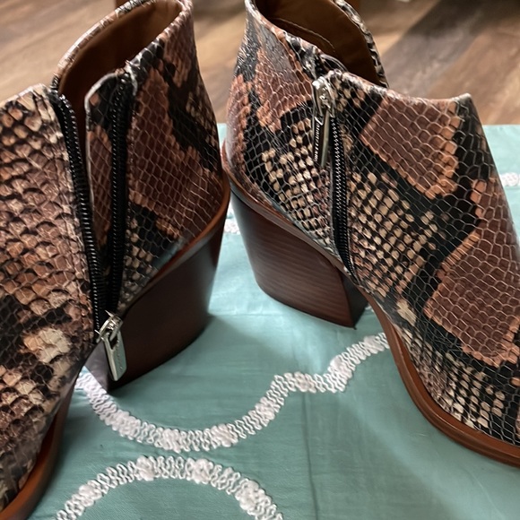 Vince Camuto Boots size 5 1/2 - Picture 7 of 12